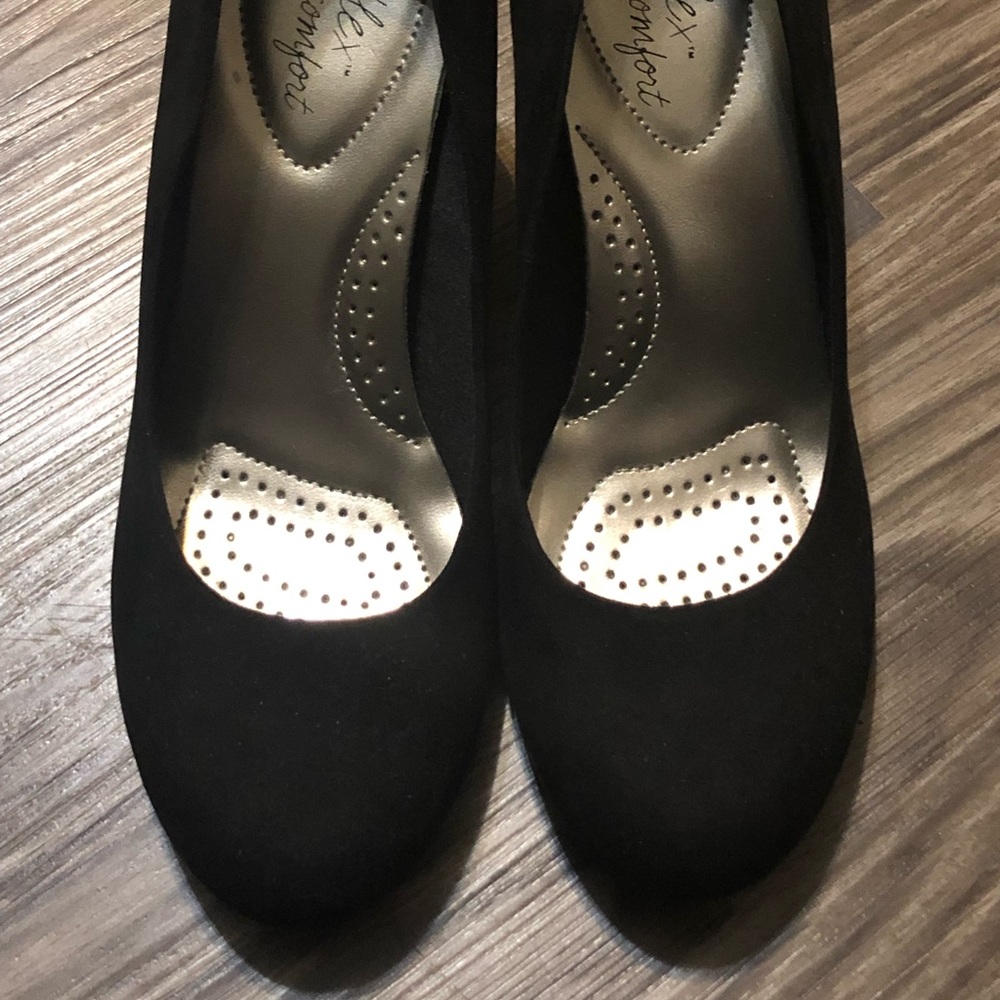 Black wedges